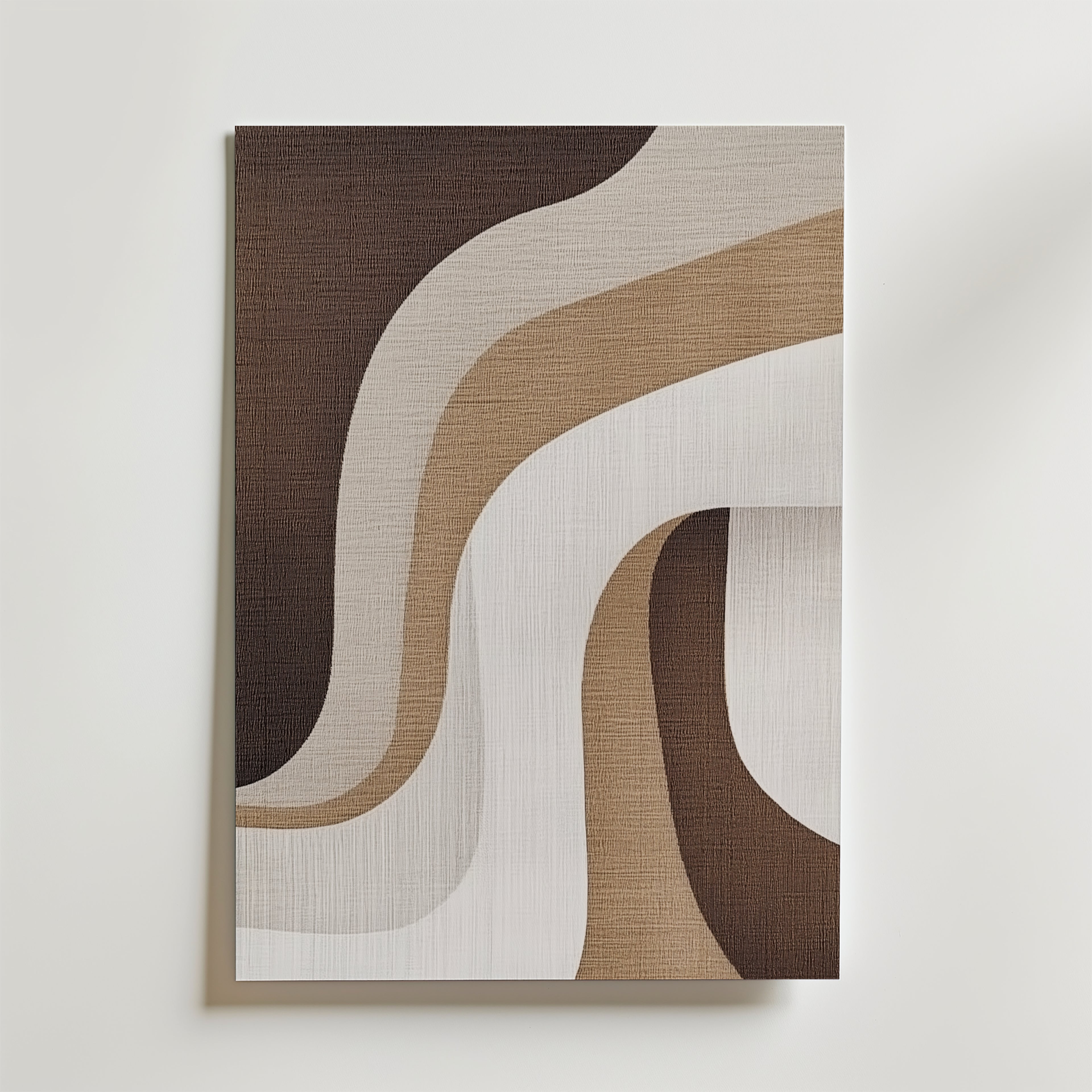 Poster Abstract Flow No.3 från Bozetto visar vågiga bruna, beige och krämfärgade band på texturerat premiumpapper med en matt finish som ger en modern abstrakt look till alla vita väggar.