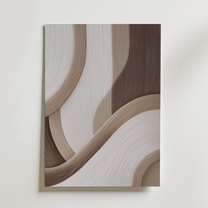 Bozetto's Abstract Flow No.2 Poster visar flödande, skiktade kurvor i beige, brunt och vitt på matt yta premiumpapper, vilket skapar ett vågliknande mönster på en vit bakgrund.