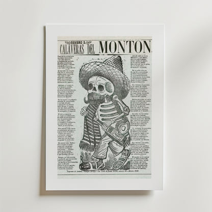 Bozetto Calaveras Del Monton Poster föreställer ett svartvitt skelett med mustasch, hatt, halsduk, stövlar och flaska på FSC-certifierat premiumpapper med en lyxig matt finish och bakgrundstext i spansk tidningsstil.