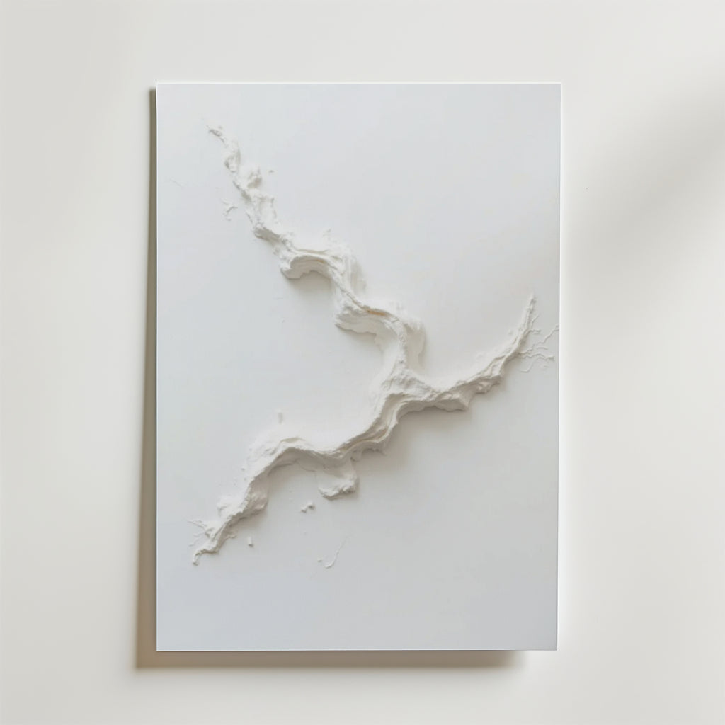 Abstract White Movement Poster by Bozetto har upphöjda, texturerade linjer som en slingrande flod över en vit rektangel, vilket kastar subtila skuggor på dess högkvalitativa finish och lyxigt matta yta.