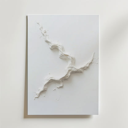 Abstract White Movement Poster by Bozetto har upphöjda, texturerade linjer som en slingrande flod över en vit rektangel, vilket kastar subtila skuggor på dess högkvalitativa finish och lyxigt matta yta.