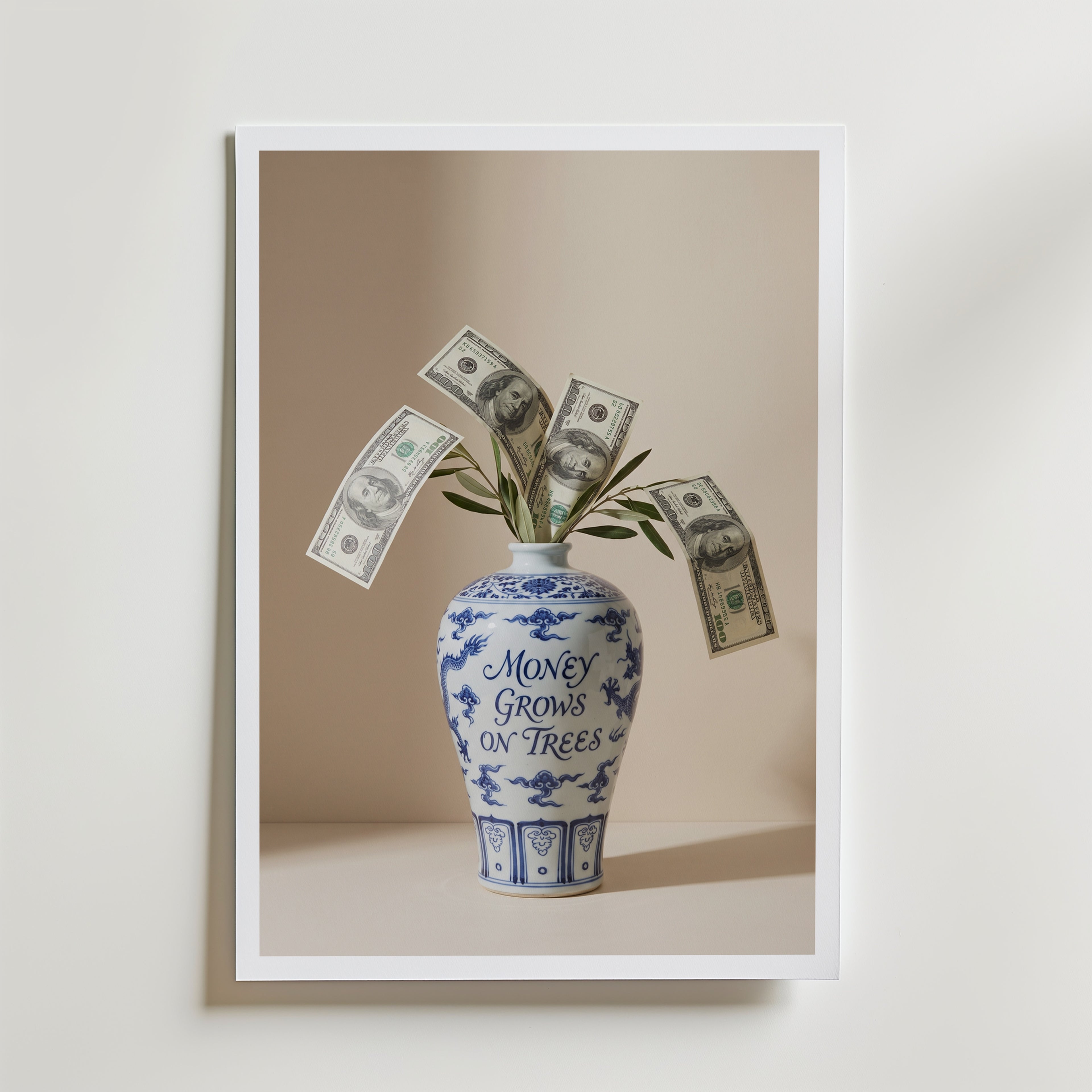 Money Grows Poster – kinesisk vas med dollarsedlar och olivkvistar, konsttryck från Bozetto