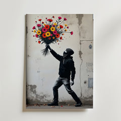 En maskerad figur i svart huvtröja står vid en sprucken vägg, redo att kasta en färgglad bukett. Bozetto Flower Molotov Poster poppar med street art på premiumpapper med lyxig matt yta för en urban känsla.