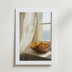Lemon Bowl Poster by Bozetto föreställer en träskål med citroner på en fönsterbräda med solljus genom en skir gardin. Affischen är tryckt på FSC-certifierat premiumpapper och ger en högkvalitativ finish till alla utrymmen.