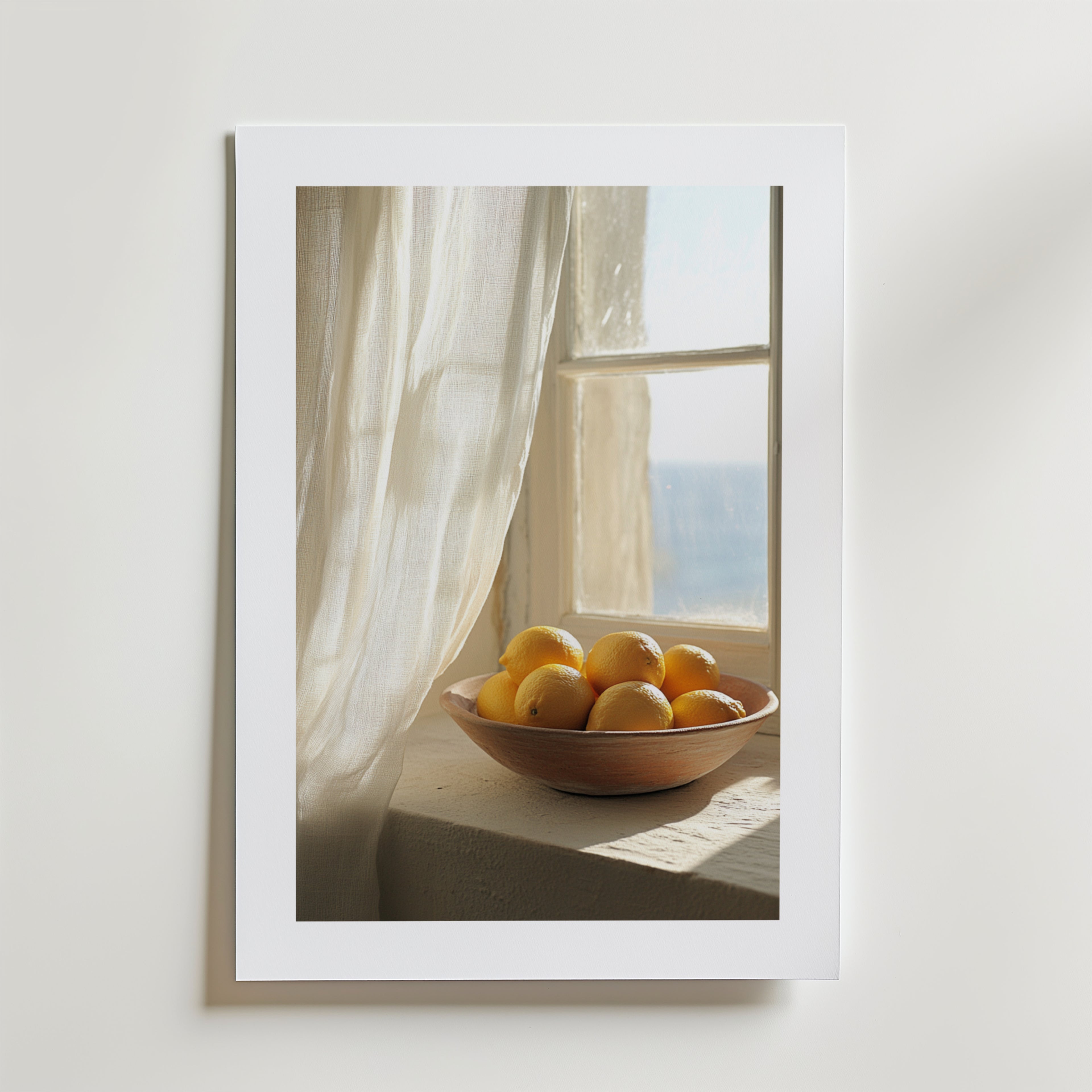Lemon Bowl Poster by Bozetto föreställer en träskål med citroner på en fönsterbräda med solljus genom en skir gardin. Affischen är tryckt på FSC-certifierat premiumpapper och ger en högkvalitativ finish till alla utrymmen.