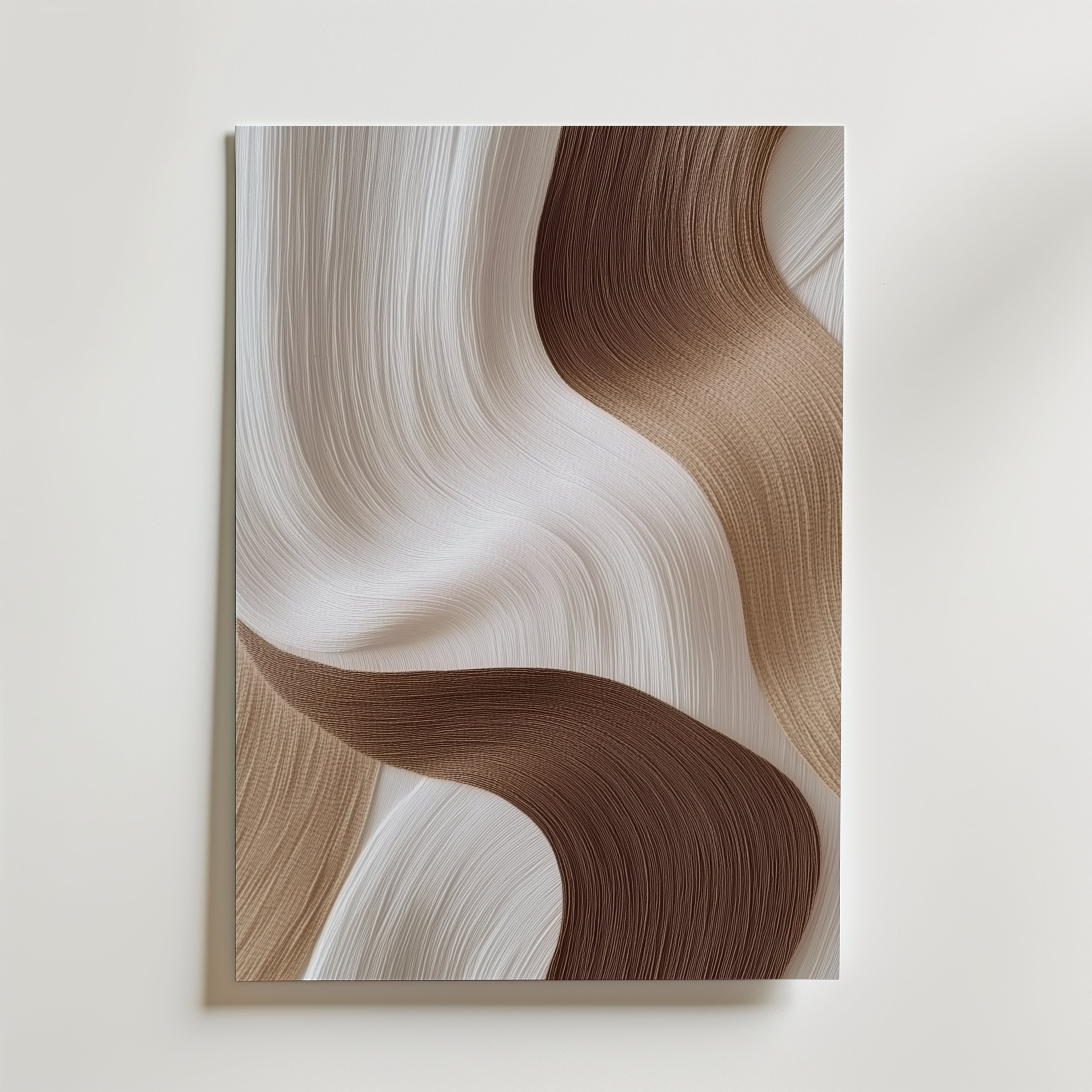 Postern Abstract Flow Poster från Bozetto är tryckt på premiumpapper med en matt finish och visar vågiga linjer i vitt, beige och brunt för en dynamisk, texturerad look på en ljus bakgrund.