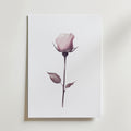 Bozetto Elegant Pink Rose Stem Poster visar en enda mjuk rosa ros med en lång stjälk och två blad, centrerad på en vit bakgrund och tryckt på premiumpapper - en perfekt minimalistisk inredningsdetalj.