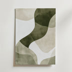 Postern Bozetto Abstract Green Shapes No.1 är tryckt på FSC-certifierat premiumpapper och har vågiga, överlappande gröna, beige och vita former som skapar en känsla av rörelse och djup på en vit bakgrund.
