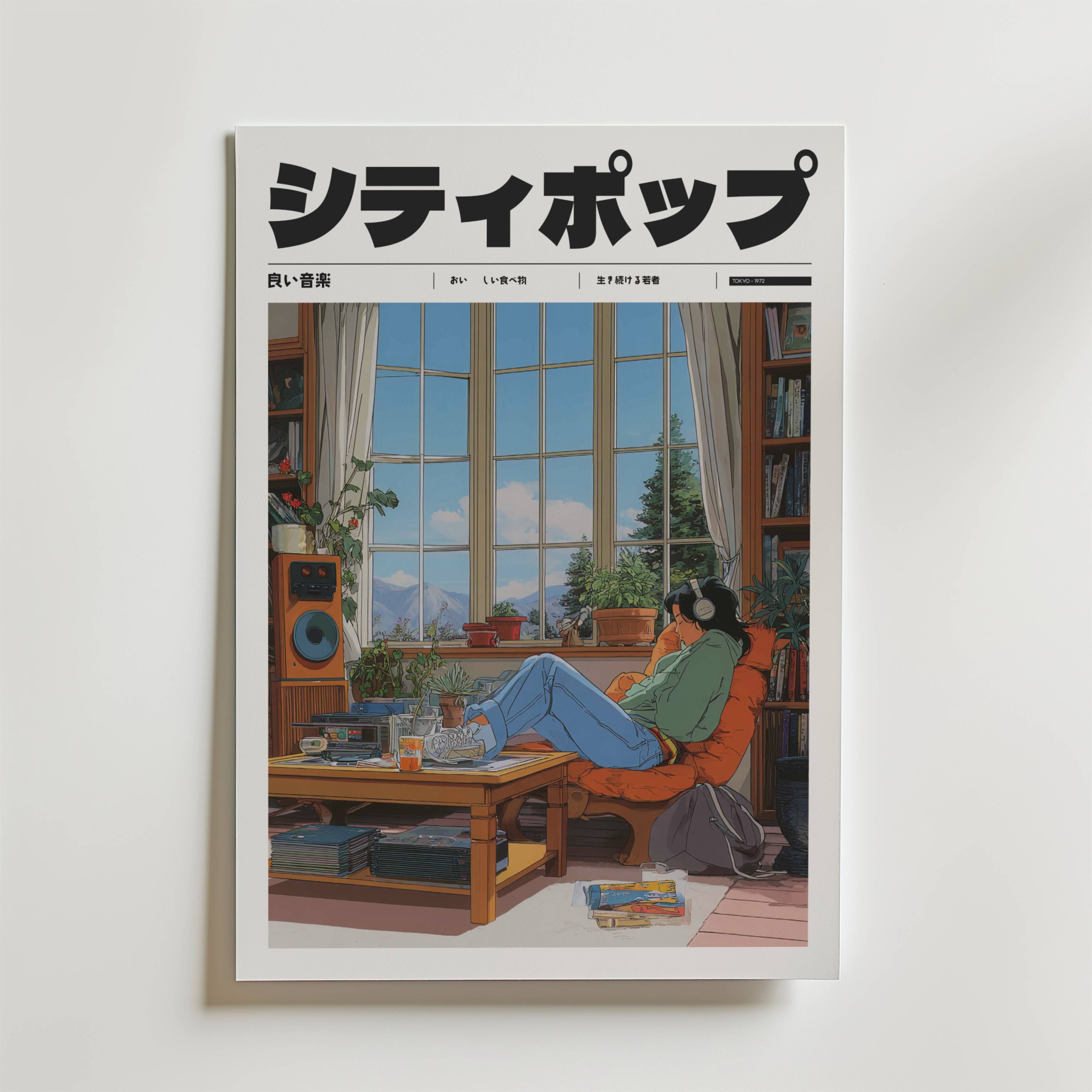 Alpine Frequency Poster by Bozetto föreställer ett mysigt vardagsrum med en person i en soffa som med hörlurar på njuter av inre frid. Böcker, växter och skivor omger dem medan träd och berg dyker upp i fönstret. Japansk text toppar omslaget.