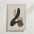 Bozetto's Soft Flow Poster har överlappande organiska former i beige, brunt och svart på en neutral bakgrund med matt finish, uppsatt på premiumpapper mot en vit vägg.