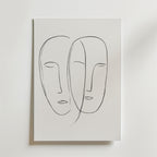 Bozetto Scandinavian Twin Faces Poster har en minimalistisk linjeteckning av två abstrakta, överlappande ansikten med slutna ögon på premiumpapper med en lyxig matt finish, mot en enfärgad bakgrund.
