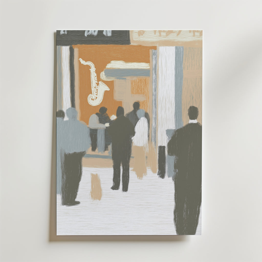 En abstrakt inomhusbild av människor som pratar under en stor saxofonskylt fångar en jazzklubbs atmosfär. Bozetto Saxophone Nights Poster är tryckt på högkvalitativt premiumpapper i dämpade grå, vita och orange toner.