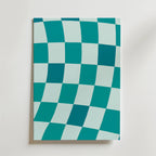 Flowing Balance Poster från Bozetto har ett blåvitt rutmönster med vågiga rutor som ger en modern känsla till en vanlig vägg - perfekt för en Japandi-inspirerat hem med blågröna toner.