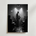 En svartvit Bozetto "The Jazz Club Poster" visar en saxofonist på scenen i en svagt upplyst jazzklubb, med silhuetter av publikmedlemmar framför och titeln längst ner, tryckt på premiumpapper.