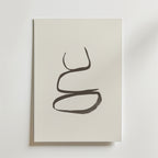 Postern Calm Balance Poster från Bozetto visar ett djärvt, abstrakt svart penseldrag som bildar två slingor på en vit canvas. Affischen är tryckt på premiumpapper och ger harmonisk inredning och elegans till alla utrymmen med sin minimalistiska design.