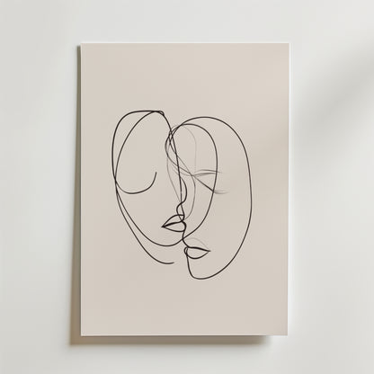 Silent Intimacy Poster by Bozetto har en minimalistisk linjeteckning av två abstrakta ansikten på en ljus bakgrund, tryckt på premiumpapper för att väcka kontakt och känslor genom enkla, flytande linjer.