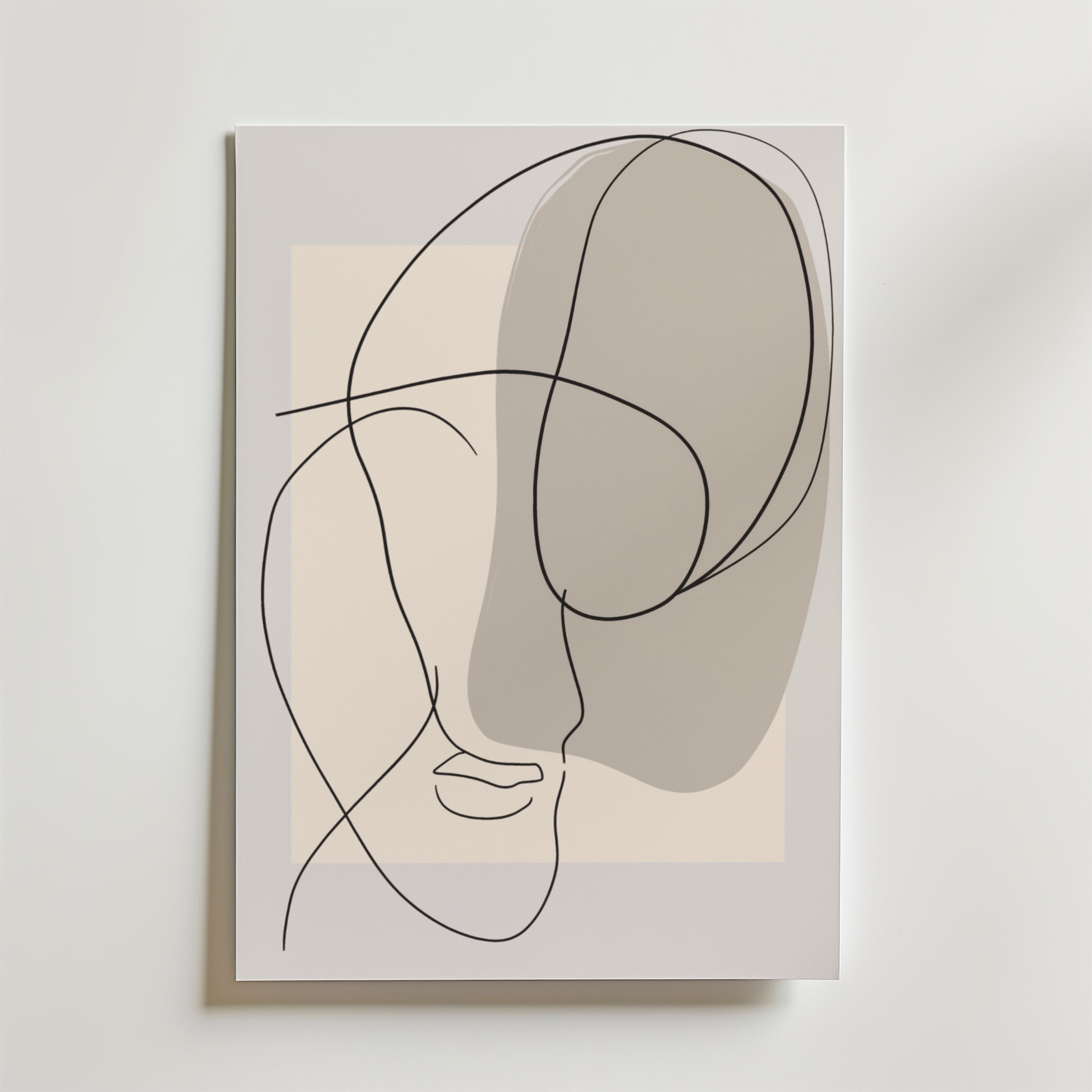 Beige Abstract Face Silhouette Poster från Bozetto har minimalistisk linjekonst på vit canvas med mjuka beige och grå toner. Postern är tryckt på premiumpapper och tillför subtil elegans och en modern touch till alla rum.