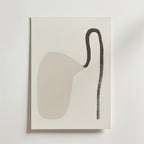 Postern Soft Flow från Bozetto visar minimalistisk abstrakt konst på matt premiumpapper, med en stor oregelbunden beige form till vänster som är kopplad till en djärv svart linje mot en vit bakgrund.