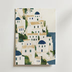 Affischen Echoes of Santorini Poster by Bozetto visar vita medelhavshus med blå kupoler och gröna fönsterluckor, inbäddade på en sluttning vid havet under en ljus himmel. Tryckt på premiumpapper.