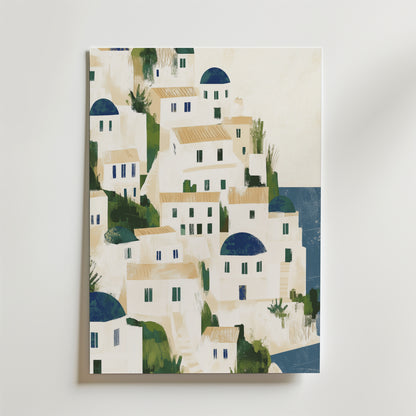 Affischen Echoes of Santorini Poster by Bozetto visar vita medelhavshus med blå kupoler och gröna fönsterluckor, inbäddade på en sluttning vid havet under en ljus himmel. Tryckt på premiumpapper.