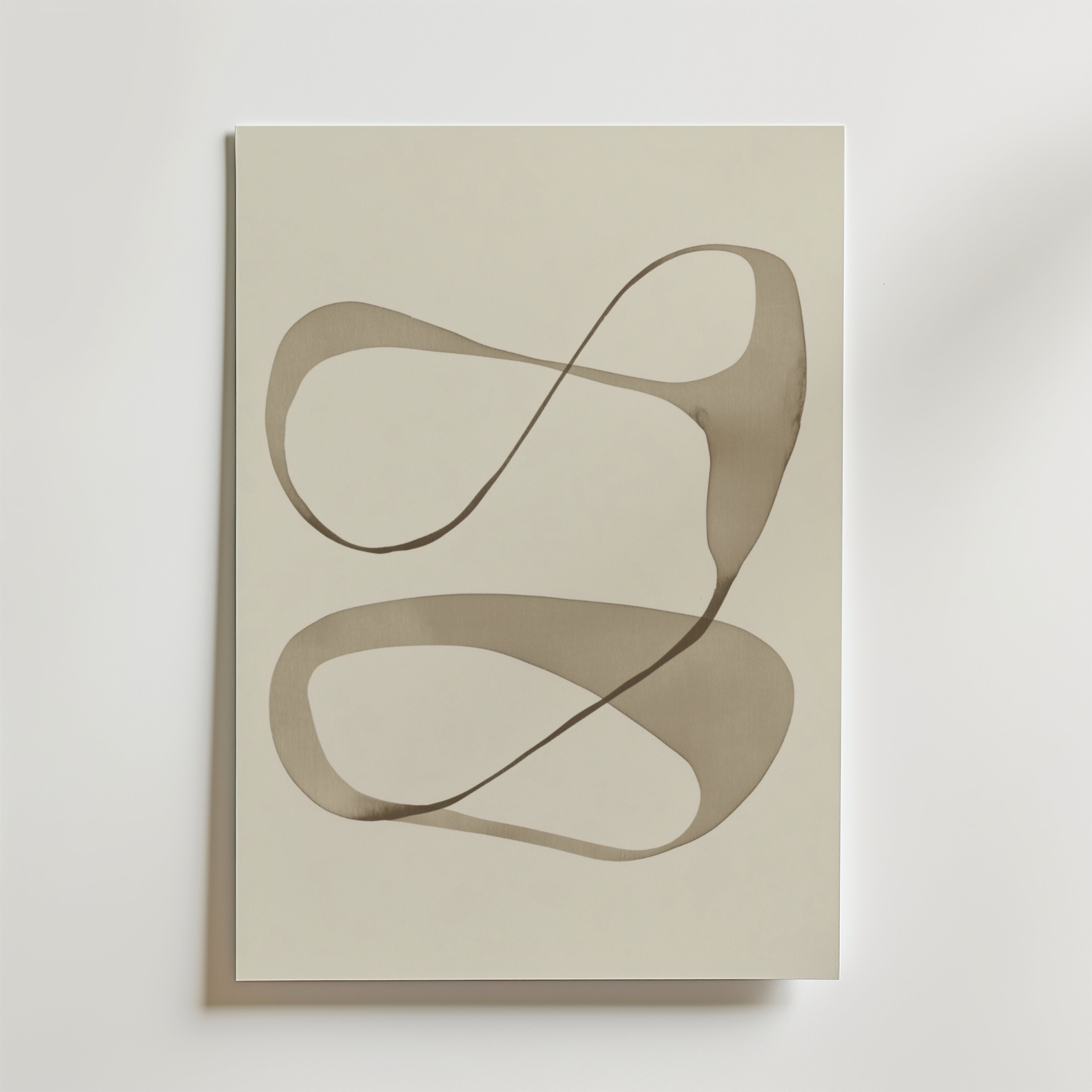 Bozetto Fluid Motion Poster visar två stora, överlappande bruna slingor på en ljusbeige bakgrund, tryckt på premiumpapper med en lyxig matt finish för en elegant, minimalistisk abstrakt look.