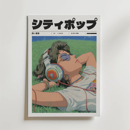 Bozetto "Under the Quiet Sky Poster" föreställer en illustrerad person med hörlurar, solglasögon och kort hår som ligger i gräset, inramad av djärv japansk text och retro city pop-vibbar för ett lugnt och stilfullt tillägg till ditt rum.