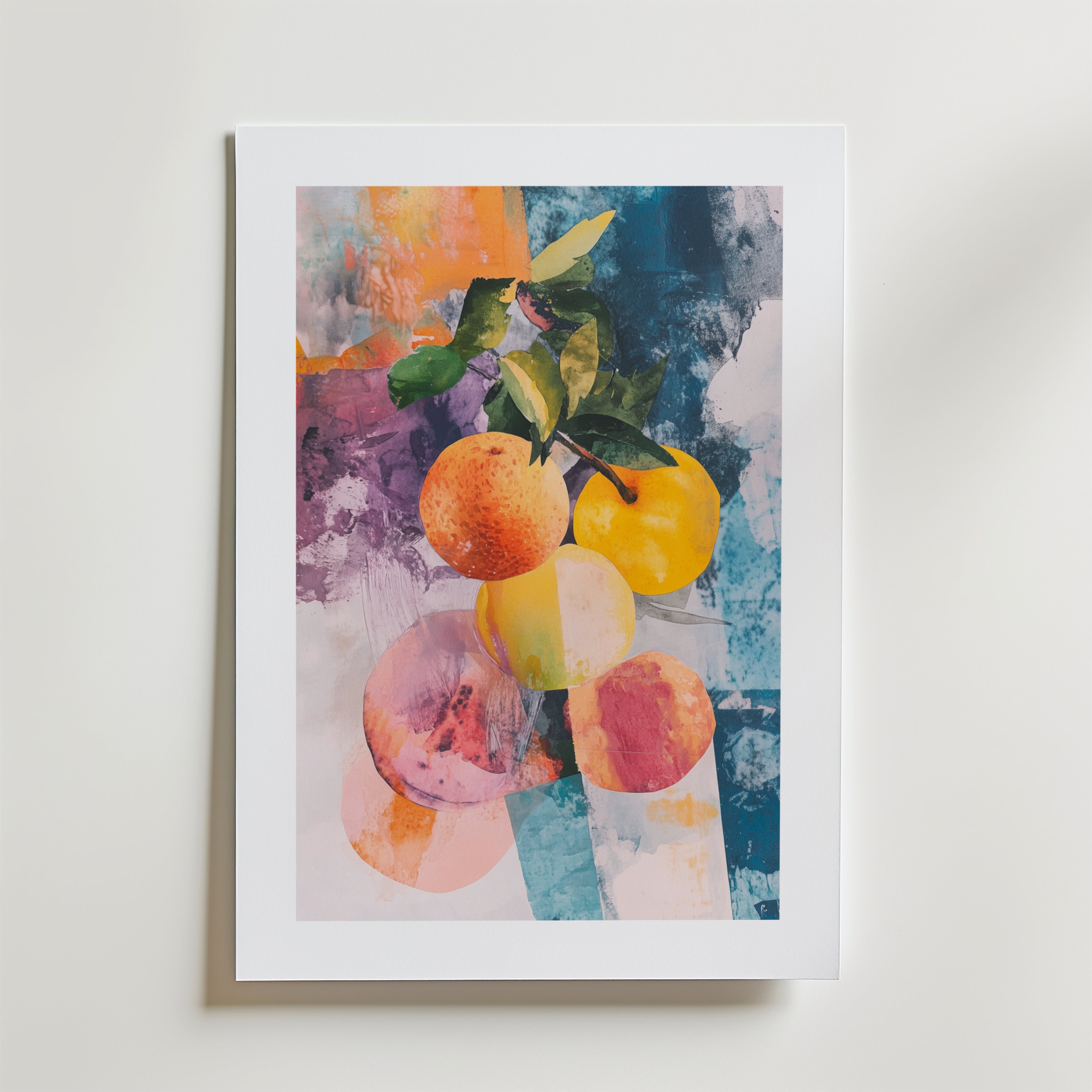 Abstrakt Harvest Poster från Bozetto visar apelsiner och persikor med blad på en texturerad blå, orange, lila och rosa bakgrund. Affischen är tryckt på premiumpapper med en lyxigt matt yta och visas på en vit yta.