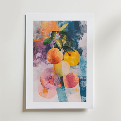 Abstrakt Harvest Poster från Bozetto visar apelsiner och persikor med blad på en texturerad blå, orange, lila och rosa bakgrund. Affischen är tryckt på premiumpapper med en lyxigt matt yta och visas på en vit yta.