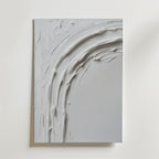 Abstract White Movement No.2 Poster by Bozetto har en lyxigt matt yta med böjda, upphöjda linjer av tjock vit färg som sveper diagonalt och skapar ett minimalistiskt och strukturerat abstrakt mönster.