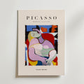 Bozetto Picasso Cubist Siesta Poster visar en livfull abstrakt målning av en liggande kvinna, inspirerad av Picassos kubistiska stil. På postern står det "PICASSO MODERN GALLERY" med "Artwork Collection" under bilden.