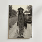 Old School Roadtrip Poster by Bozetto föreställer en kvinna i blommig klänning och hatt, barfota på en grusväg med en vintage VW van bakom sig. Detta nostalgiska svartvita foto är vackert tryckt på premiumpapper.