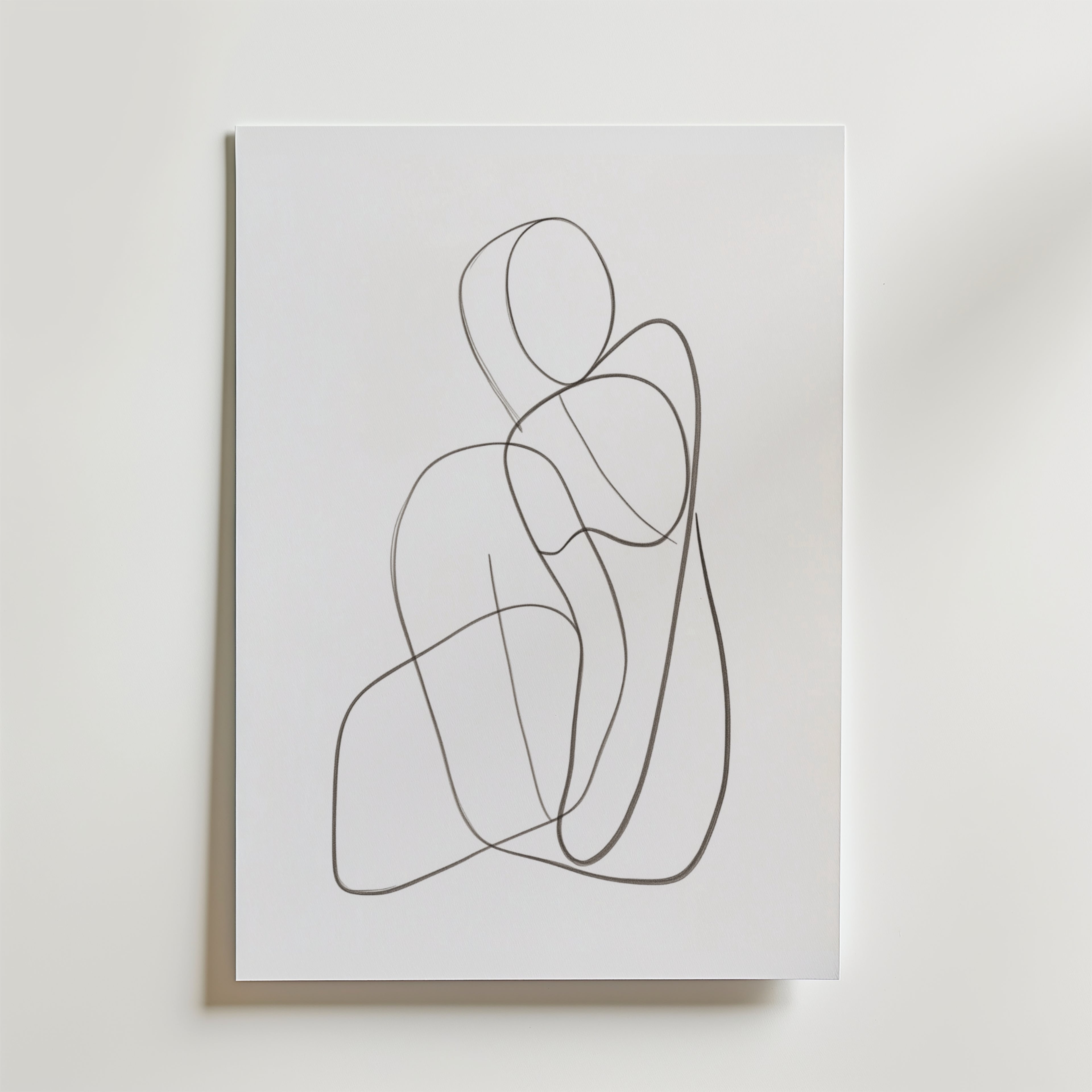 Seated Abstract Figure Poster från Bozetto har minimalistiska, överlappande svarta linjer på vit canvas, som antyder en sittande figur. Affischen är tryckt på premiumpapper med en lyxigt matt yta och ger en elegant och modern finish.