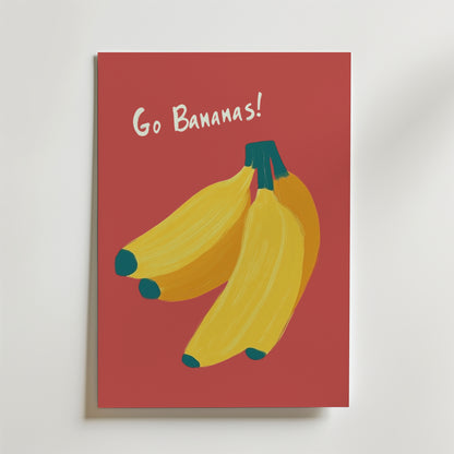 Go Bananas Poster från Bozetto har tre bananer med gröna toppar på en röd bakgrund, lekfull "Go Bananas!"-text i vitt och är tryckt på högkvalitativt premiumpapper för unik väggkonst.