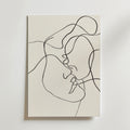 Bozetto One Line Kiss Poster visar två ansikten som rör vid varandra, avbildade i minimalistiska svarta linjer på vitt. Det här eleganta, miljövänliga konstverket är tryckt på FSC-certifierat premiumpapper och ger en modern touch till alla utrymmen.