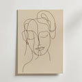 Kindred Faces Poster by Bozetto har minimalistisk linjekonst av en kvinnas ansikte med slutna ögon på premiumpapper, där den djärva linjen kontrasterar vackert mot en beige canvas och kompletterar alla ljusa väggar.