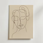 Kindred Faces Poster by Bozetto har minimalistisk linjekonst av en kvinnas ansikte med slutna ögon på premiumpapper, där den djärva linjen kontrasterar vackert mot en beige canvas och kompletterar alla ljusa väggar.