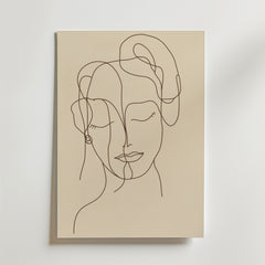 Kindred Faces Poster by Bozetto har minimalistisk linjekonst av en kvinnas ansikte med slutna ögon på premiumpapper, där den djärva linjen kontrasterar vackert mot en beige canvas och kompletterar alla ljusa väggar.
