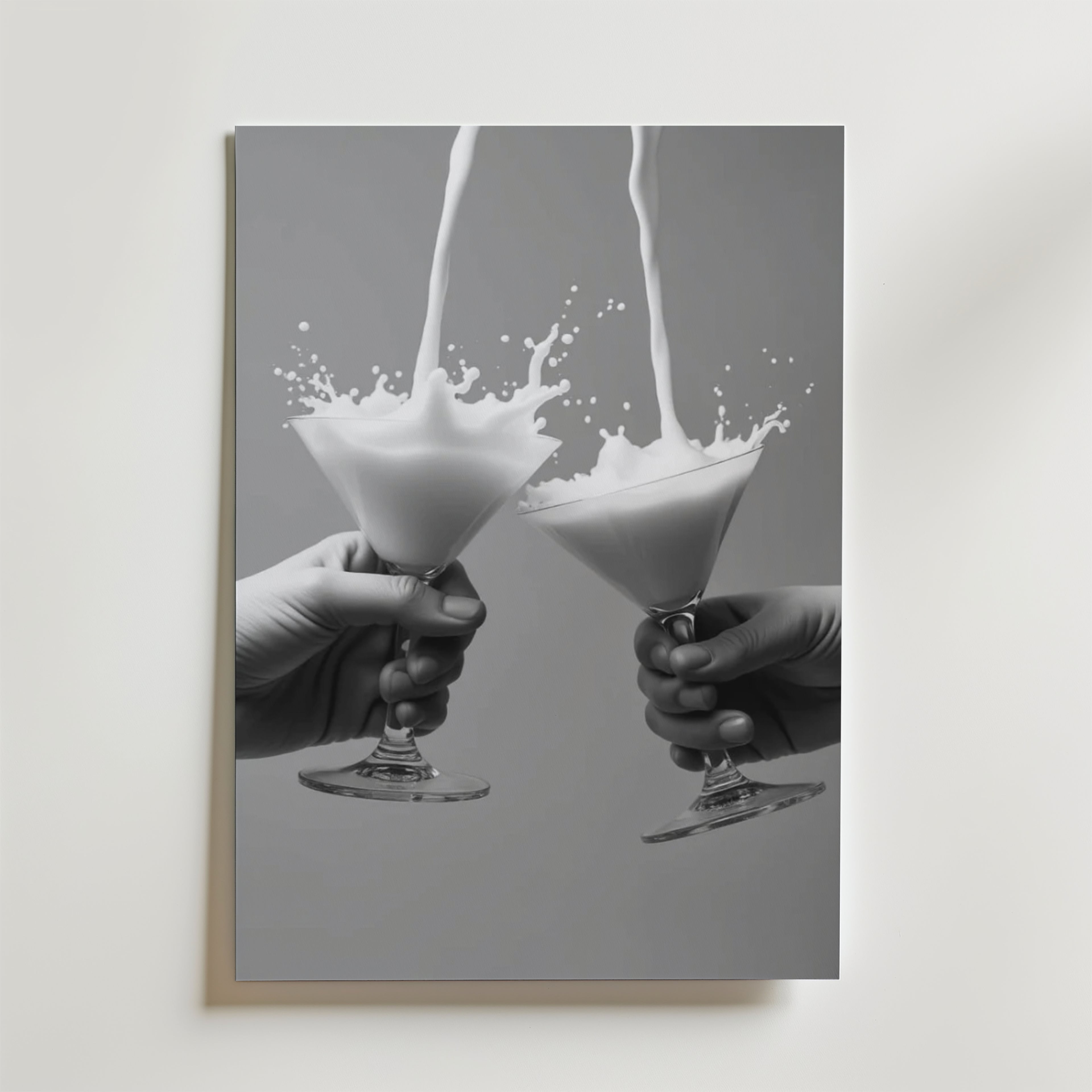 Två händer håller i martiniglas medan mjölkstänk möts i luften. Cheers Martini Drink Poster från Bozetto har denna slående svartvita bild på premiumpapper, vilket gör den perfekt för modern inredning med sin släta bakgrund.