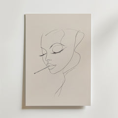 Bozetto Vintage Femme Smoking Poster har en minimalistisk linjeteckning av ett kvinnoansikte i profil med slutna ögon, långa fransar och en cigarett, tryckt på premiumpapper med en lyxig matt finish.