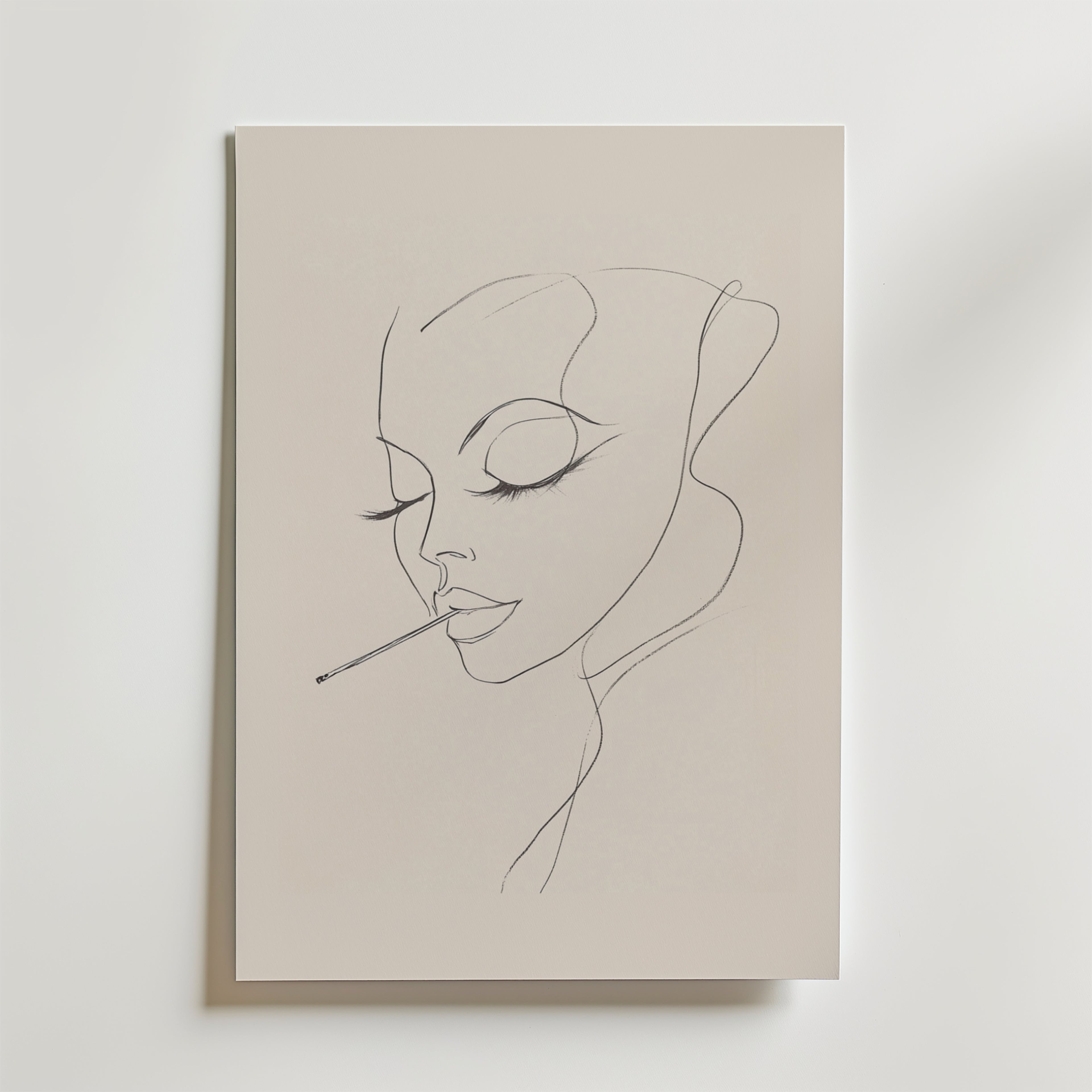 Bozetto Vintage Femme Smoking Poster har en minimalistisk linjeteckning av ett kvinnoansikte i profil med slutna ögon, långa fransar och en cigarett, tryckt på premiumpapper med en lyxig matt finish.