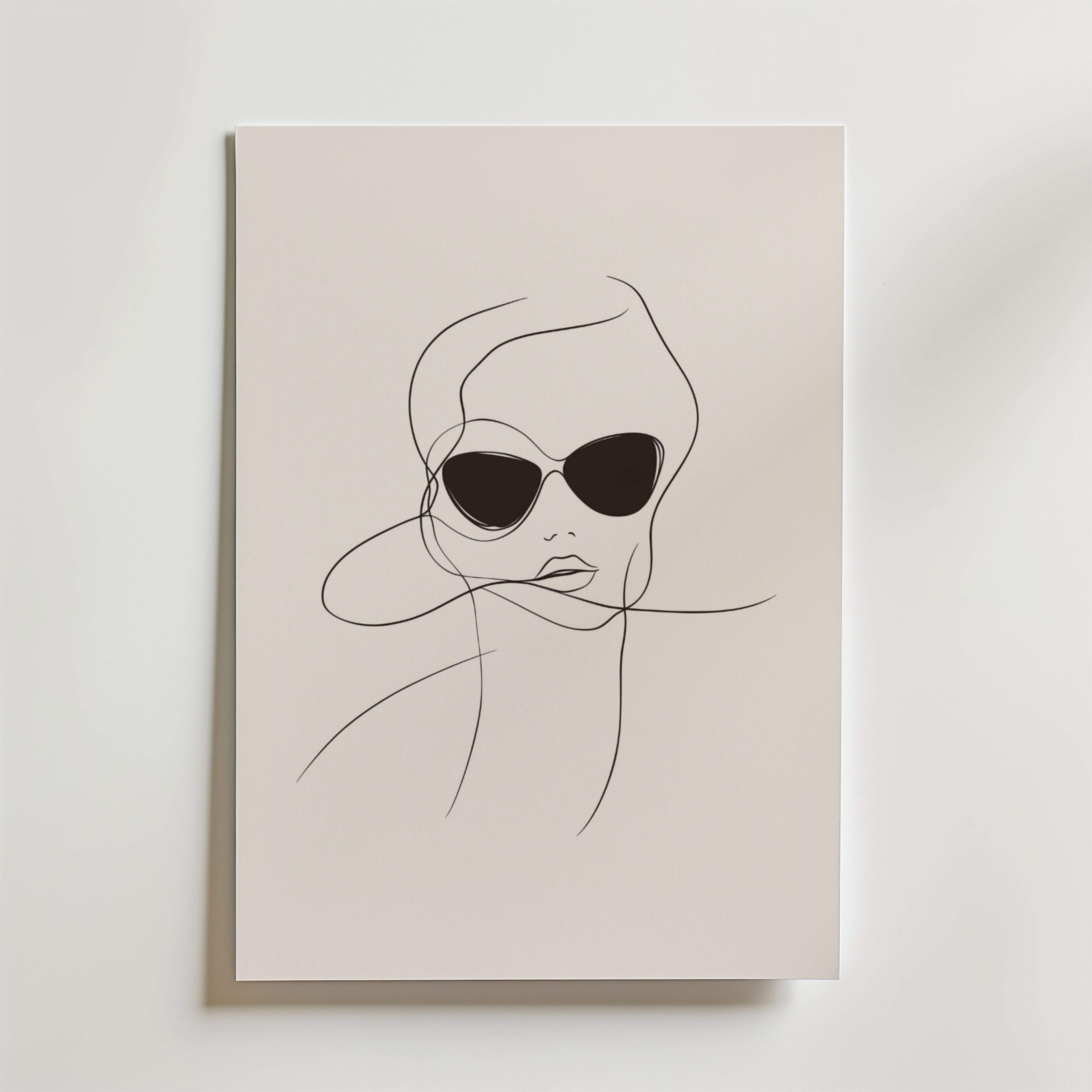 Bozetto Chic Vibes Line Art Poster har en minimalistisk linjeteckning av en person med överdimensionerade solglasögon och böljande hår, vilket skapar en lugn och elegant look - perfekt för att ge en chic touch till ditt rum med sin ljusa bakgrund.