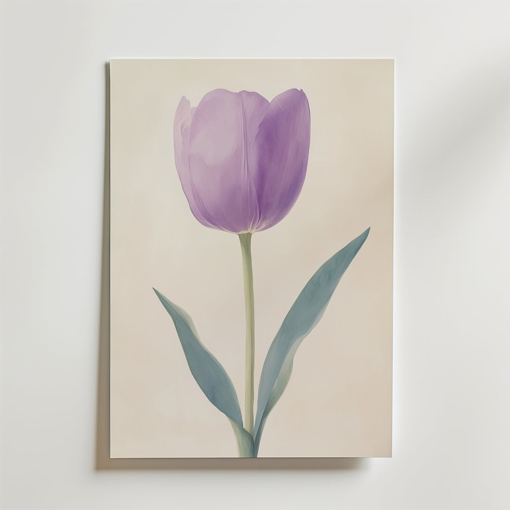 Poster Purple tulip Poster by Bozetto visar en minimalistisk enkel blomma med gröna blad på beige, uppsatt på en vit vägg. Tryckt på FSC-certifierat premiumpapper med lyxig matt yta för en elegant look.