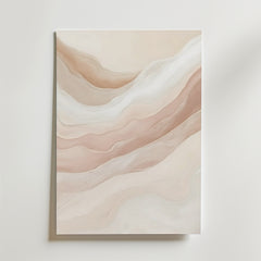 Bozetto Abstract Mountain Poster visar flödande, skiktade vågor i mjuka, neutrala toner på FSC-certifierat premiumpapper med en lyxigt matt yta, vilket skapar ett lugnande, organiskt mönster mot en vit bakgrund.