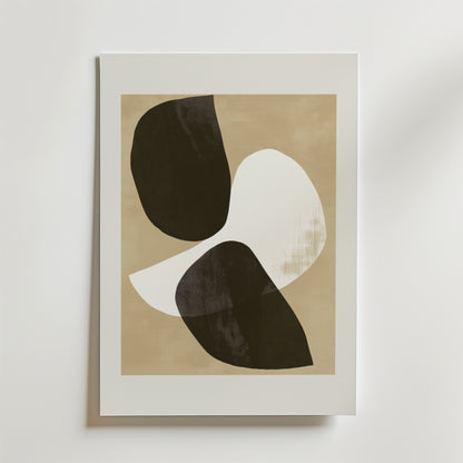 Bozetto's Minimal Abstract Shapes Poster visar tre organiska, överlappande former - två mörkbruna och en vit - på en ljusbeige bakgrund med en vit matta. Denna minimalistiska design är perfekt för att förbättra moderna utrymmen.