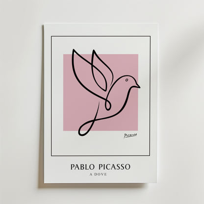 Picasso Bird of Hope Poster från Bozetto visar minimalistisk linjekonst av en duva över en rosa kvadrat. Nedanför är "PABLO PICASSO" och "A DOVE" tryckta i feta svarta versaler.