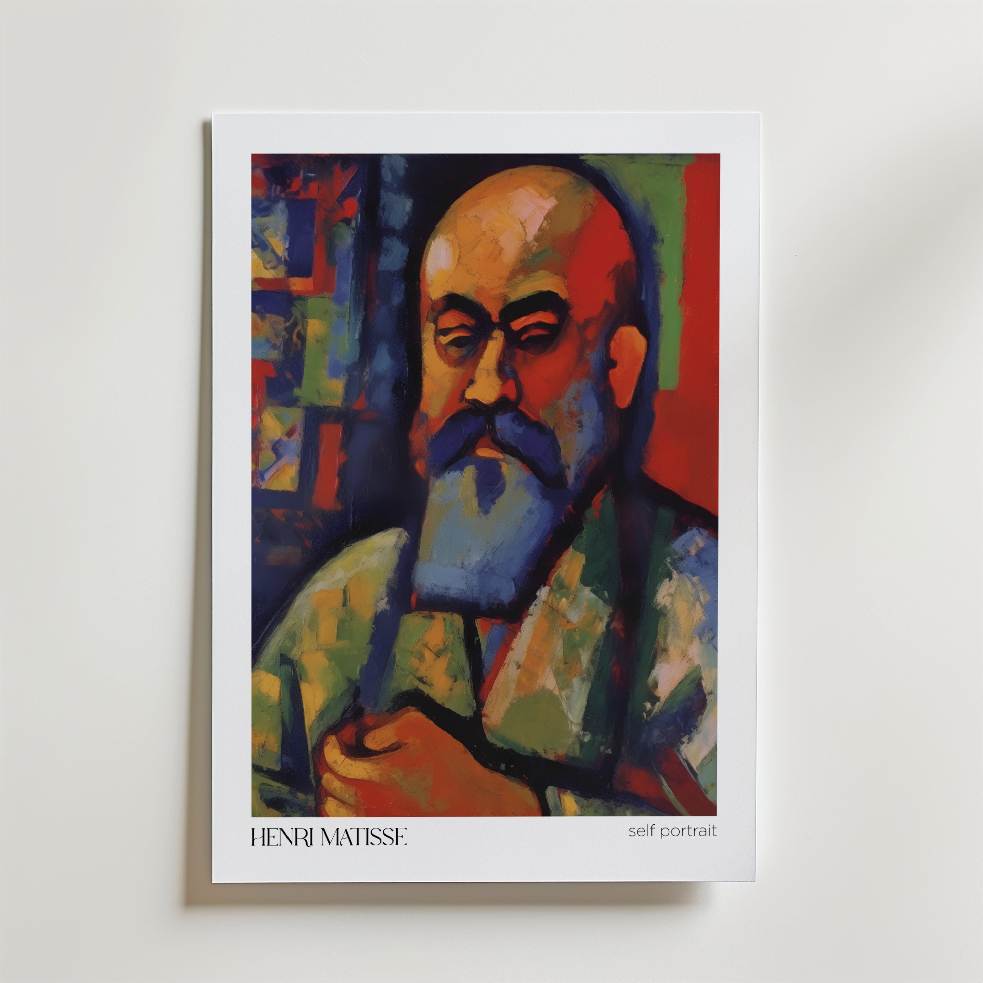 Postern Self Portrait in Red & Blue Matisse Poster från Bozetto föreställer ett färgstarkt abstrakt porträtt av Matisse med skalligt huvud, glasögon och blått skägg på FSC-certifierat premiumpapper. Texten nedan lyder HENRI MATISSE self portrait.