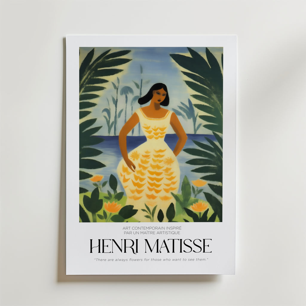 Polynésie, le ciel Matisse Poster" från Bozetto föreställer en kvinna i en gul klänning bland tropiska växter och vatten, vilket för tankarna till en paradisisk scen. Postern är inspirerad av Henri Matisse och har texten "HENRI MATISSE" längst ner.