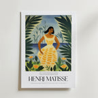 Polynésie, le ciel Matisse Poster" från Bozetto föreställer en kvinna i en gul klänning bland tropiska växter och vatten, vilket för tankarna till en paradisisk scen. Postern är inspirerad av Henri Matisse och har texten "HENRI MATISSE" längst ner.