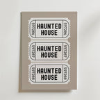 En Bozetto Haunted Ticket Poster med tre staplade Halloween-biljetter märkta "Haunted House" med serienummer 597286, 597287 och 597288, tryckt på ett vitt rektangulärt kort mot en neutral bakgrund.