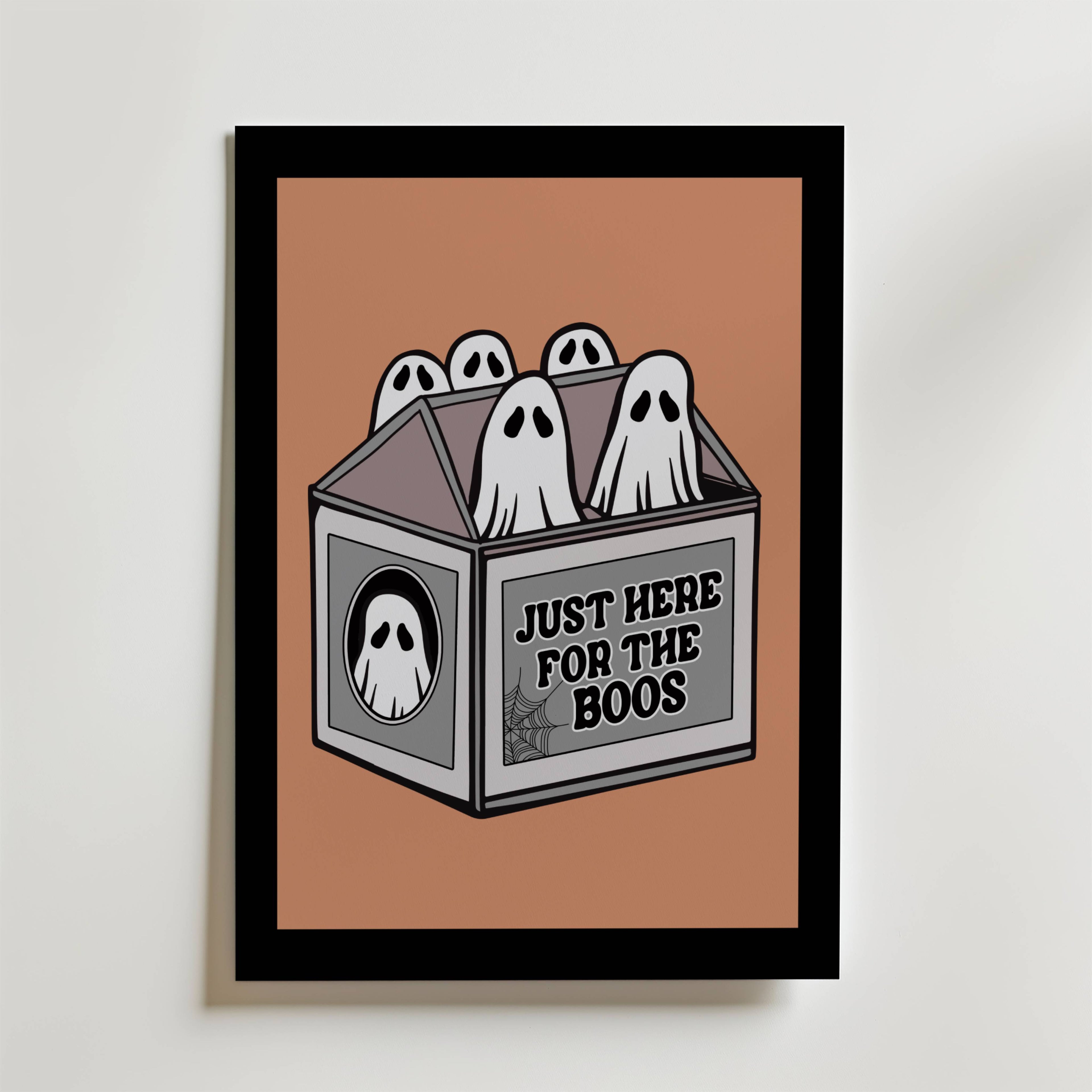 Postern Bozetto Box Of Boos föreställer fem tecknade spöken och en spindelväv på en brun bakgrund med orden "Just Here For The Boos" och ger din inredning en lekfull Halloween-humor.